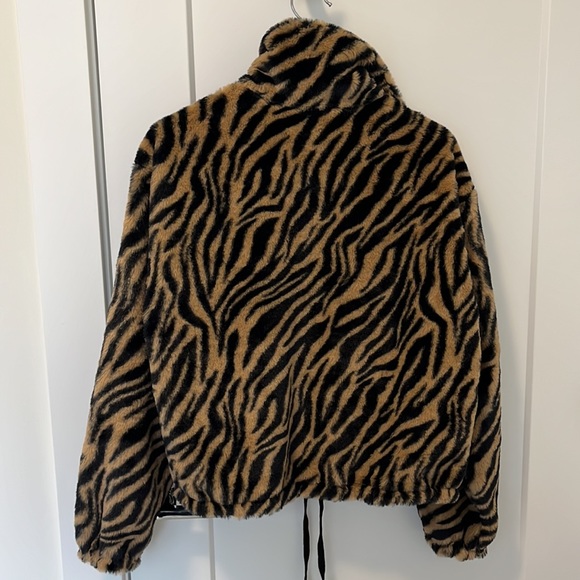 Tiger print faux fur bomber - Picture 5 of 8